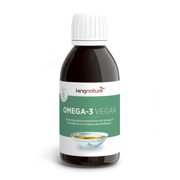 Eine dunkle Flasche mit der Aufschrift „Omega-3 Vegan“ und weißem Verschluss weist einen grünen Abschnitt und eine Schale mit klarer Flüssigkeit auf dem Etikett auf, zusammen mit dem deutschen Text „Veganes Omega-3-Öl aus Algen und Sonnenblumen“.