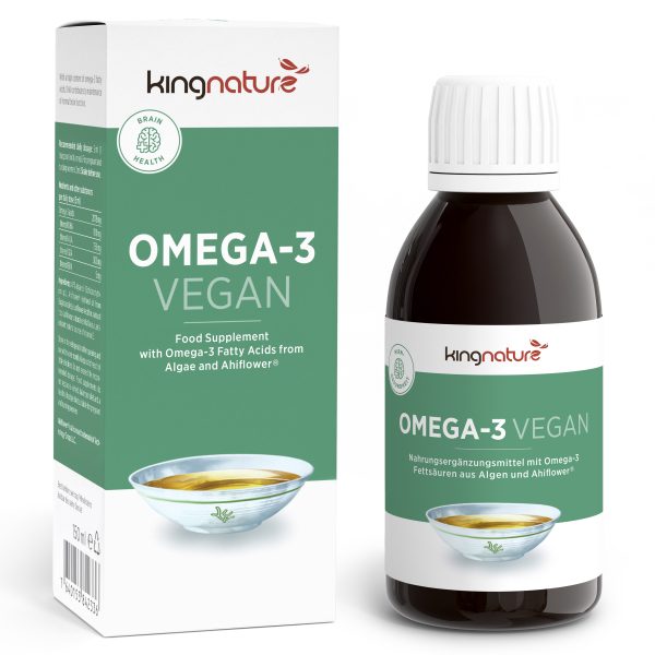 Eine Schachtel und eine Flasche des veganen Omega-3-Nahrungsergänzungsmittels von Kingnature mit grün-weißer Beschriftung, die auf vegane Omega-3-Fettsäuren aus Algen hinweist, sowie ein Bild einer Schüssel Öl auf Schachtel und Flasche.
