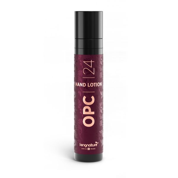 Kaufen Sie eine zylindrische Flasche OPC 24 Handlotion mit einem kastanienbraunen und schwarzen Etikett, auf dem sich der Markenname Langnature und der Text „Swiss Made“ befinden.