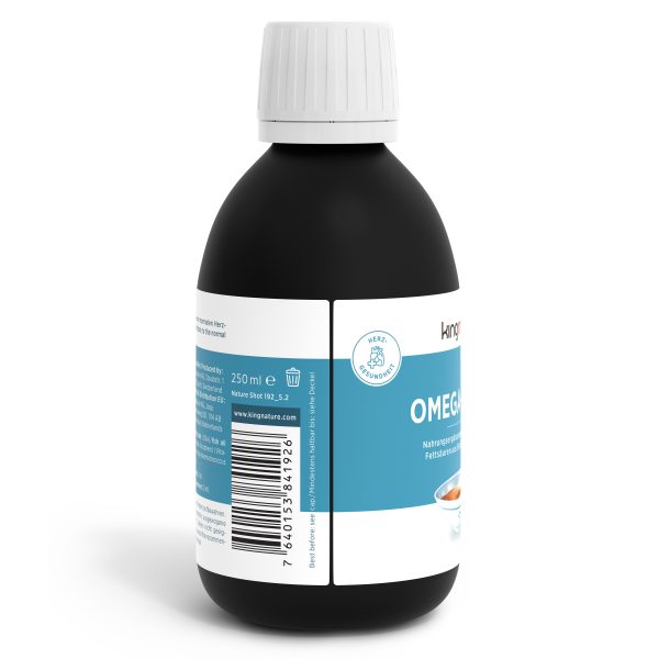 Eine schwarze Plastikflasche mit weißem Verschluss und blau-weißem Etikett enthält 250 ml flüssiges Omega-3-Nahrungsergänzungsmittel. Das Etikett enthält Nährwertangaben, eine Website, einen Barcode und hebt die essentiellen Omega-3-Fettsäuren hervor.