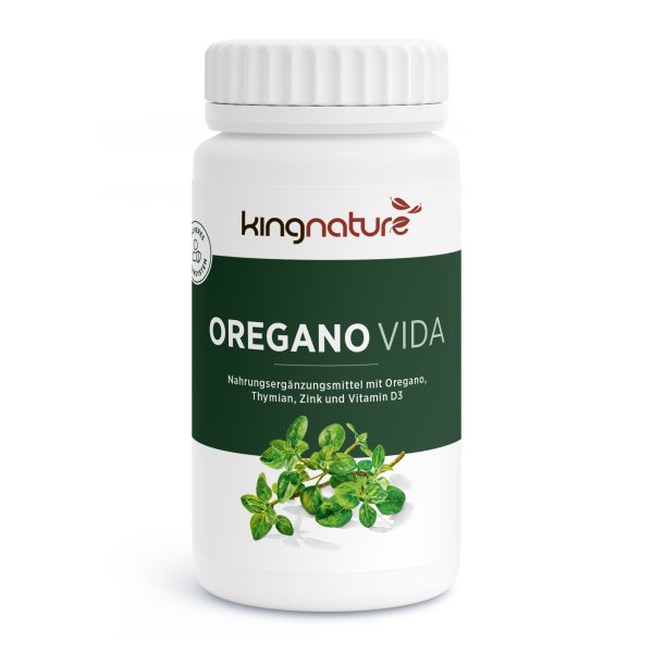 Eine weiße Kingnature Oregano Vida Flasche mit Oreganoblättern wirbt für ein tägliches Nahrungsergänzungsmittel mit Oregano, Thymian, Zink und Vitamin D3. Jetzt Oregano Vida für Ihre Gesundheit kaufen!.
