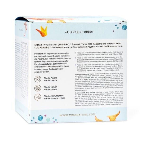 Eine Produktverpackung mit der Bezeichnung „Recovery Box Kids“ aus der Recovery Box-Serie enthält deutsche Texte zu Vitalitätsshots und Kurkuma-Kräuterkapseln. Die weiße Box ist mit blauen Akzenten, orangefarbenen Kurkuma-Bildern und Symbolen für Psyche, Nerven und Immunsystem versehen.