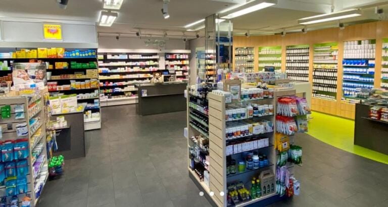Ein hell erleuchteter Innenraum der Drogerie Süess mit Regalen voller Gesundheitsprodukte und Körperpflegeartikel. Das Geschäft zeichnet sich durch breite Gänge und übersichtliche Produktpräsentationen aus.