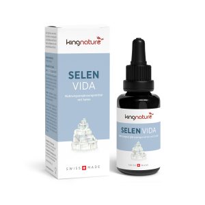 Eine Flasche und eine Schachtel des Nahrungsergänzungsmittels Selen Vida mit einem blau-weißen Design mit gestapelten Mineralien, dem Wort „Selen“ und „SWISS MADE“ am Boden.