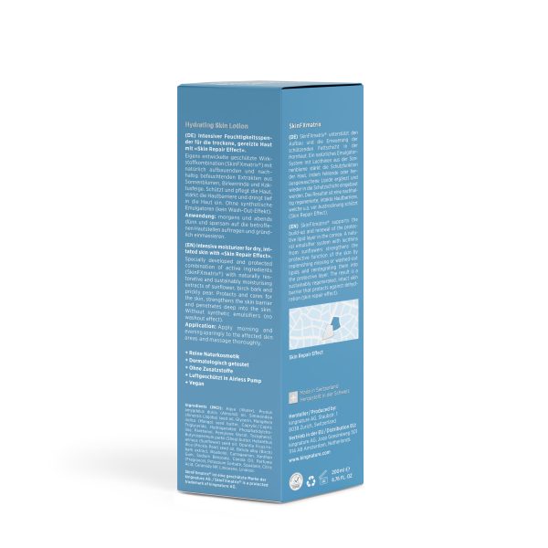 Eine blaue, rechteckige Schachtel mit feuchtigkeitsspendender Hautlotion steht aufrecht und zeigt mehrsprachigen Text zur natürlichen Befeuchtung trockener Haut, Anwendungshinweise, Details zur sicheren Formel, Inhaltsstoffe, Symbole und unten eine kleine Kartengrafik.
