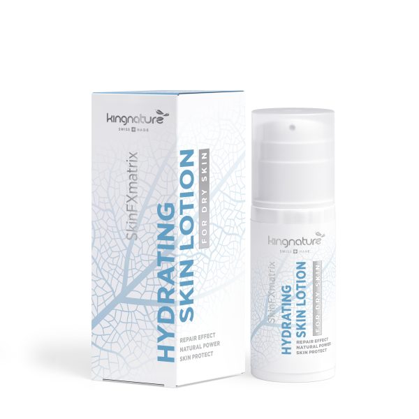 Abgebildet sind eine Flasche und eine Schachtel Hydrating Skin Lotion für trockene Haut. Die weiße Verpackung mit blauen Akzenten unterstreicht die reparierende Wirkung, die natürliche Kraft und wie sie hilft, trockene Haut natürlich zu pflegen.