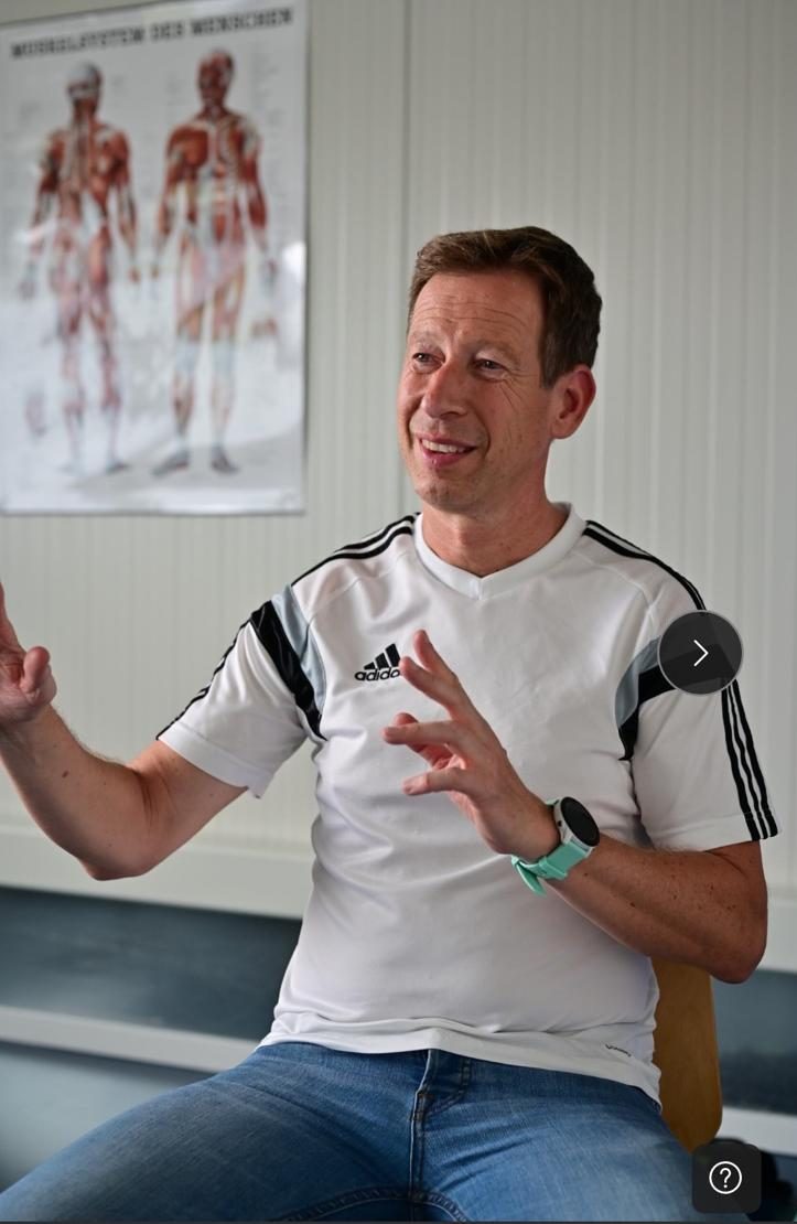 Ein Mann in weissem Sport Tshirt