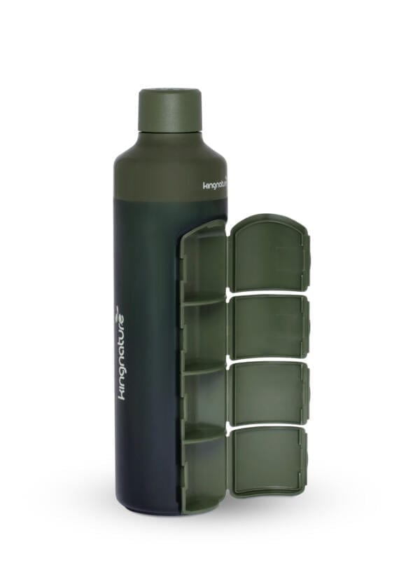 Die dunkelgrüne Wasserflasche mit Kapseldose wird mit ihrer Kapselbox mit vier Fächern gezeigt, wobei jedes Fach einen Klappdeckel hat, der geöffnet und neben der Flasche ausgestellt ist.