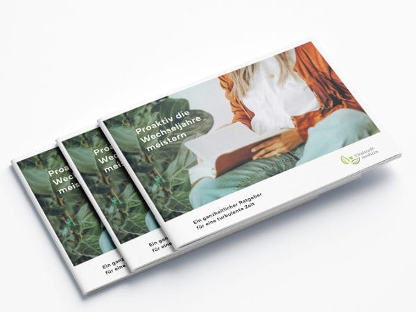 Drei Hefte liegen übereinander. Das Cover zeigt eine lesende Frau und den Titel „Proaktiv die Wechseljahre meistern“. Der Untertitel hebt einen umfassenden Leitfaden für eine ausgeglichene Zeit hervor. In der unteren Ecke ist ein grünes Blatt-Logo zu sehen und es werden Downloads angeboten.