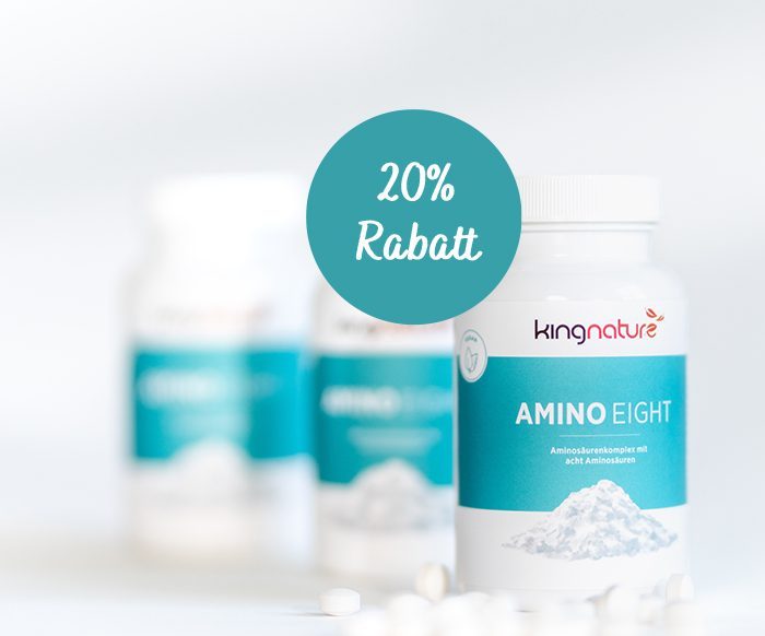 Eine Flasche des Nahrungsergänzungsmittels kingnature AMINO EIGHT steht im Mittelpunkt, mit Tabletten davor, zwei unscharfen Flaschen dahinter und einem blauen Kreis mit der Angabe 20% Rabatt oben links.