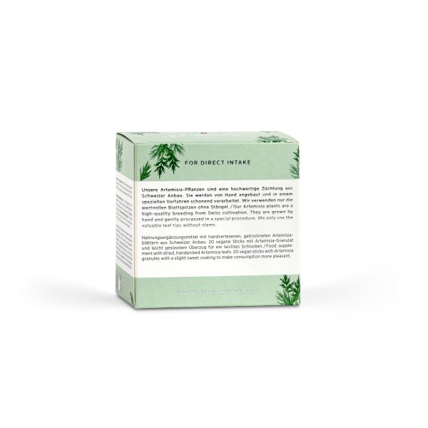 Eine hellgrüne Schachtel mit Blattmotiven und deutschem Text, schräg abgebildet, um die Vorder- und Rückseite zu zeigen. Der Text beschreibt die Inhaltsstoffe und die Anwendung von Artemisia Shot, einem Nahrungsergänzungsmittel, das ideal für alle ist, die Artemisia Shot kaufen möchten.