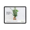 Eine Hand hält einen Bund frischer Kräuter vor weißem Hintergrund. Auf dem Tablet wirbt deutscher Text im E-Book für die gesundheitsfördernden Wirkstoffe aus der Natur.