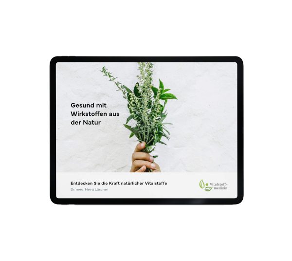 Eine Hand hält einen Bund frischer Kräuter vor weißem Hintergrund. Auf dem Tablet wirbt deutscher Text im E-Book für die gesundheitsfördernden Wirkstoffe aus der Natur.