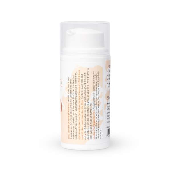 Eine weiße Pumpflasche mit der Aufschrift „Fuss Schutz Gel“ und orangefarbenen Akzenten steht aufrecht und zeigt Produktdetails und Gebrauchsanweisungen – perfekt für alle, die Fuss Schutz Gel kaufen möchten.