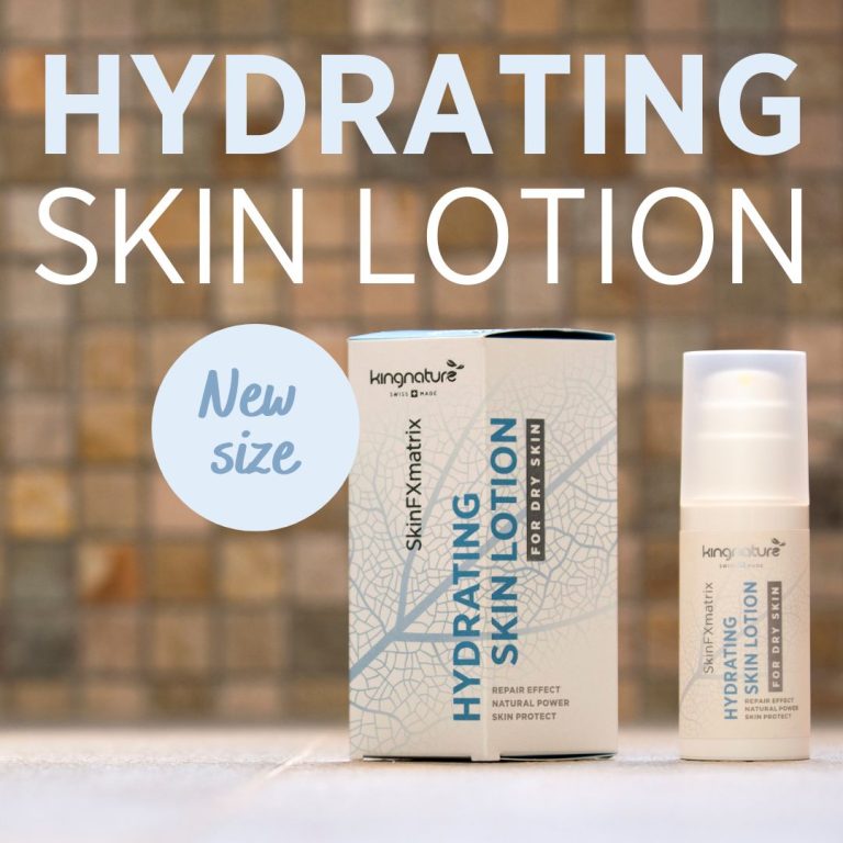 Ein Set aus einer Schachtel und einer Flasche der Living Nature Skin Fix Matrix Hydrating Skin Lotion in einer neuen kleinen Dosis wird vor einem unscharfen, gekachelten Hintergrund mit dem fettgedruckten Text „HYDRATING SKIN LOTION“ präsentiert.