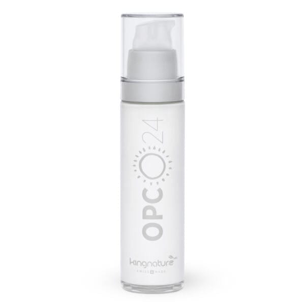 Eine weiße Flasche OPC 24 Tagescreme von Kingnature mit Pumpspender und transparentem Verschluss, auf dem Etikett ein Sonnendesign und der Produktname in Grau. Jetzt OPC 24 Tagescreme kaufen und hochwertige Pflege genießen.