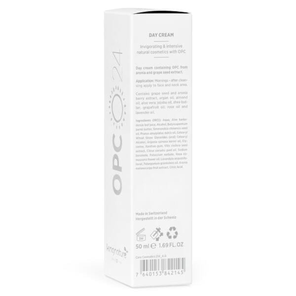 Eine weiße, rechteckige Schachtel mit der Aufschrift „OPC 24 Tagescreme“ enthält schwarz-grauen Text mit Inhaltsstoffen, Anwendungshinweisen und darunter einen Barcode. Die minimalistische Verpackung eignet sich für alle, die OPC Tagescreme kaufen möchten.